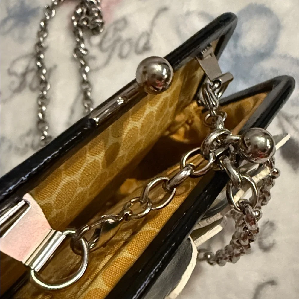 Brighton Sunny Days white daisy coin purse/evening bag EUC with detachable chain - Picture 13 of 16